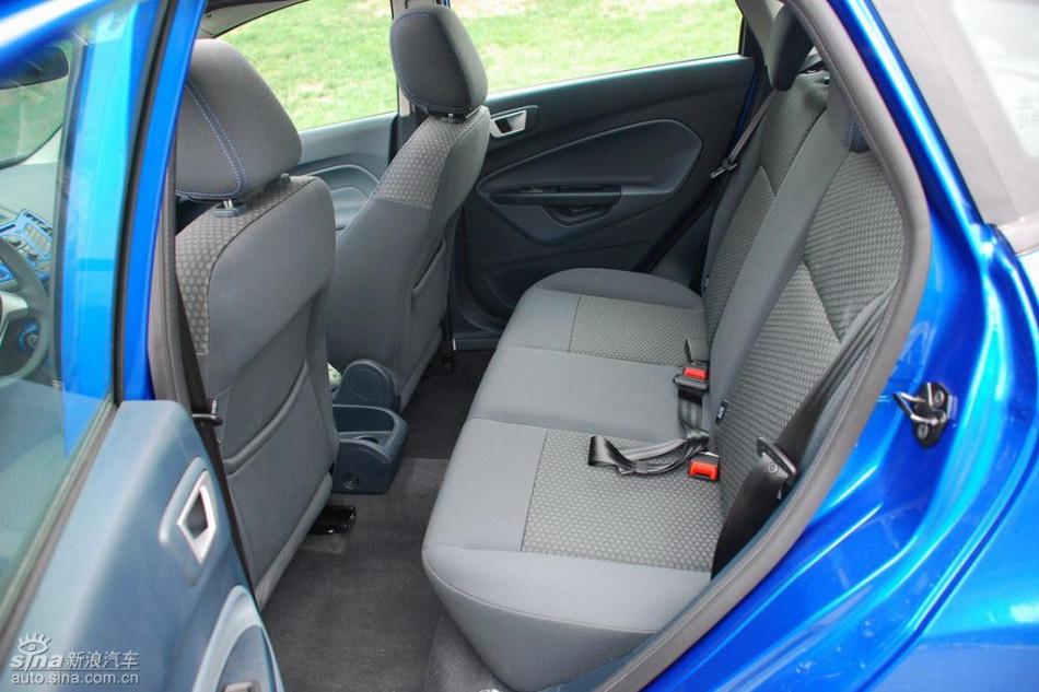 新嘉年华两厢手动运动型内饰