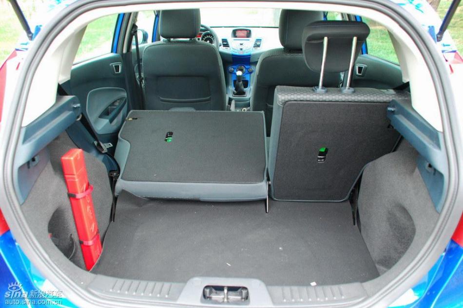 新嘉年华两厢后备厢