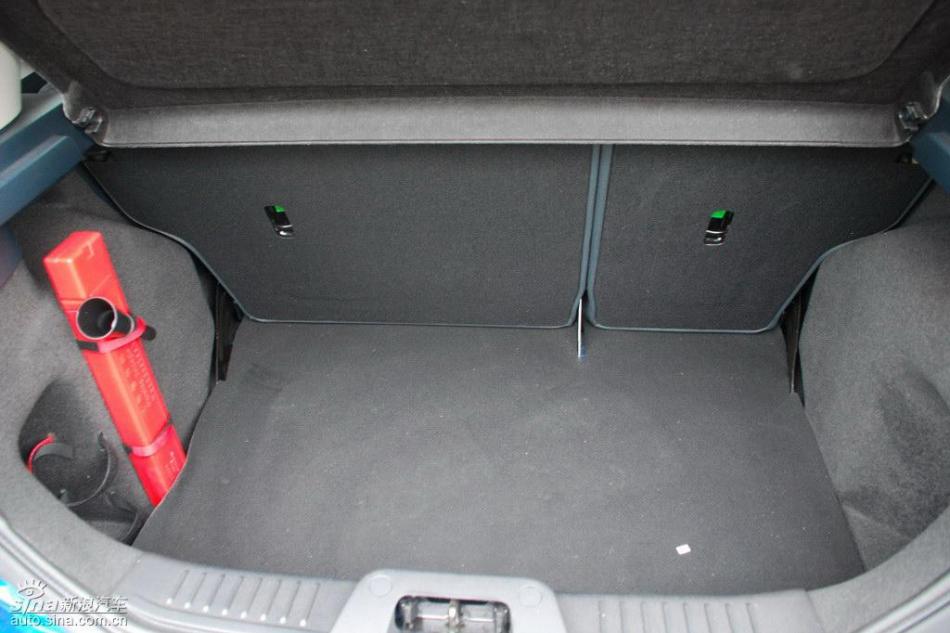 新嘉年华两厢后备厢