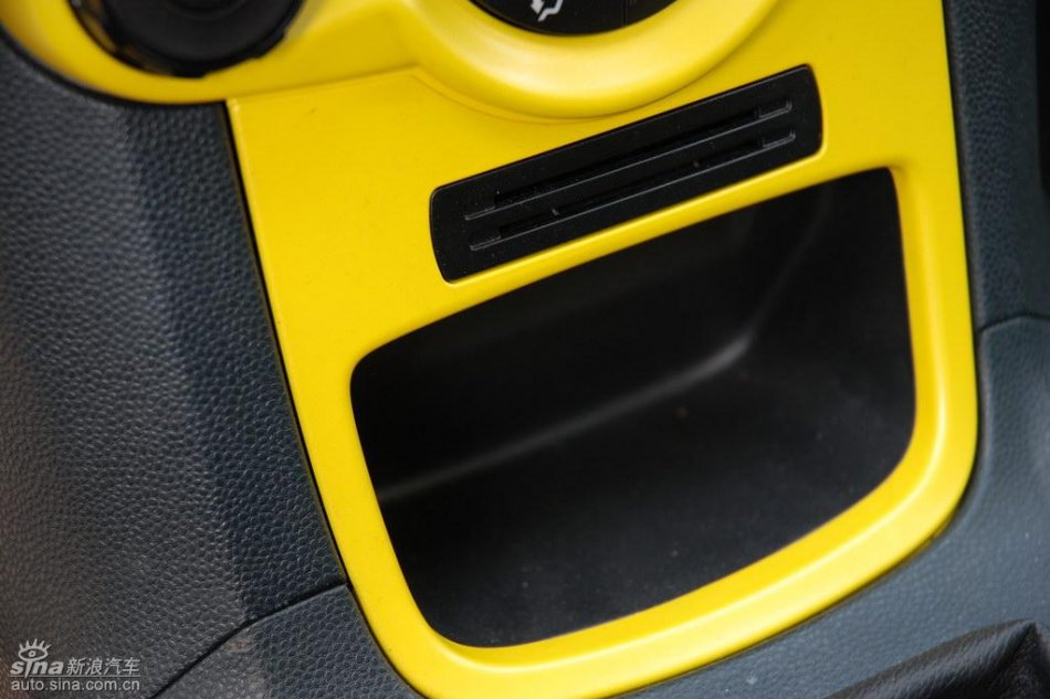 两厢1.5手动运动型内饰