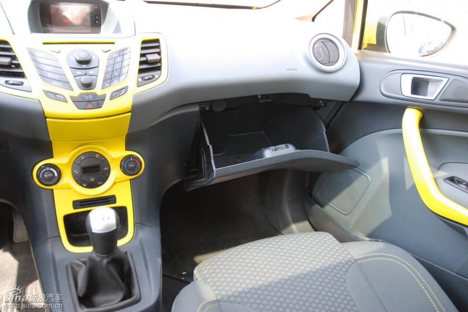 两厢1.5手动运动型内饰