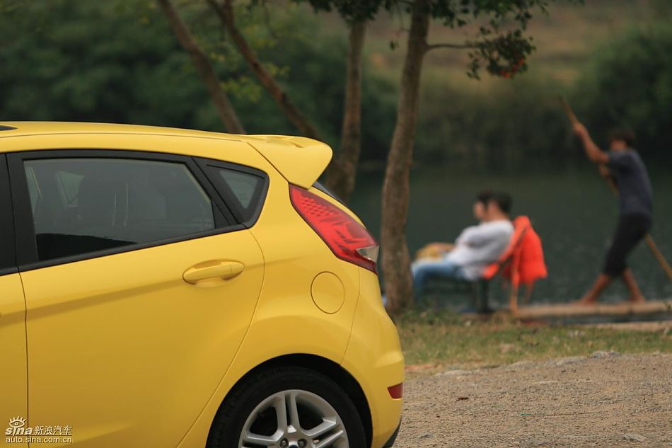 新嘉年华1.5L手动时尚限量版