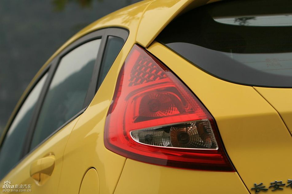 新嘉年华1.5L手动时尚限量版