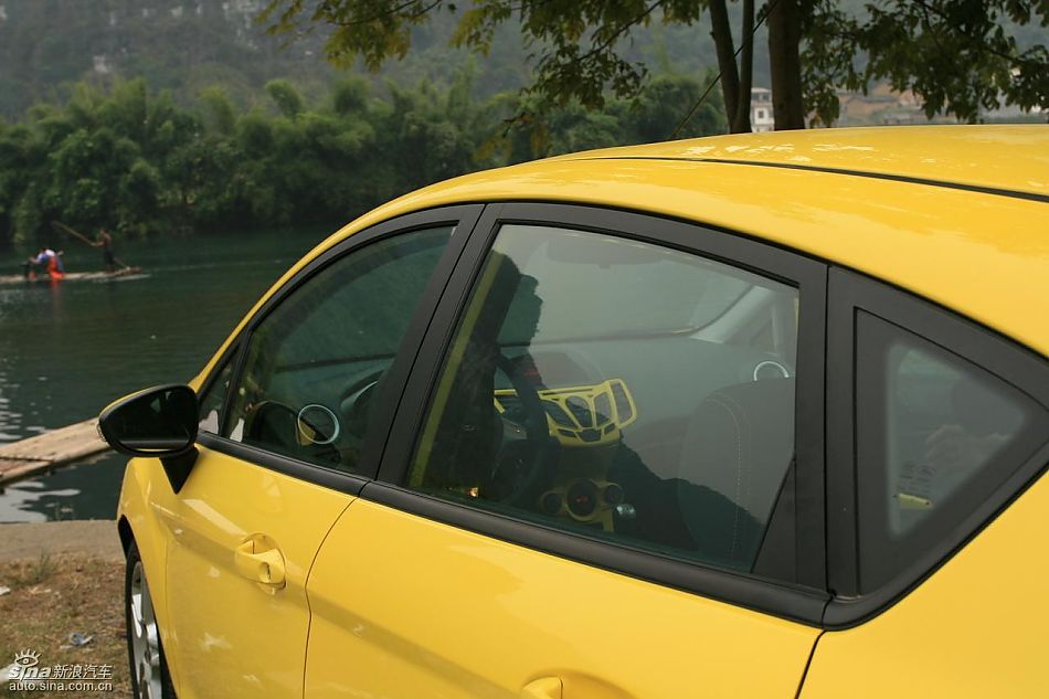 新嘉年华1.5L手动时尚限量版