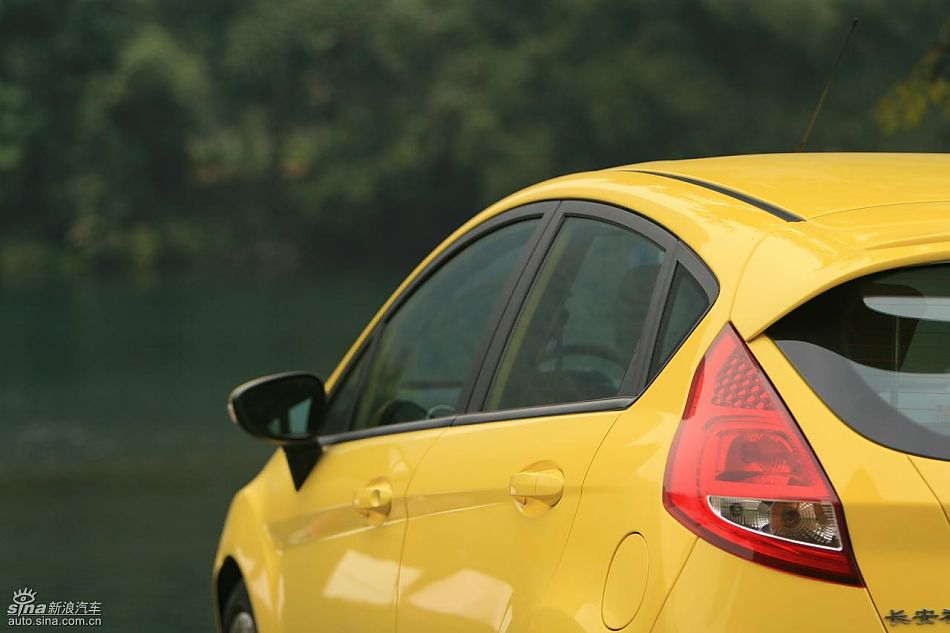 新嘉年华1.5L手动时尚限量版