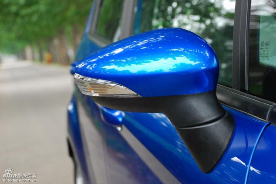 新嘉年华两厢手动运动型外观