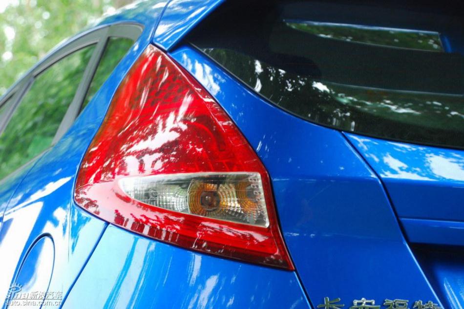 新嘉年华两厢手动运动型外观