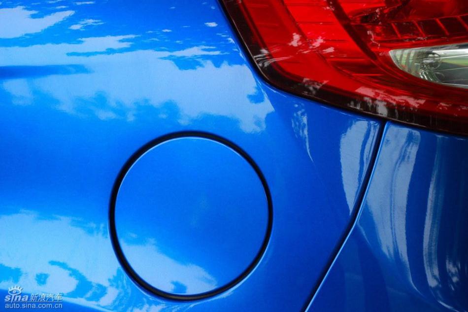 新嘉年华两厢手动运动型外观