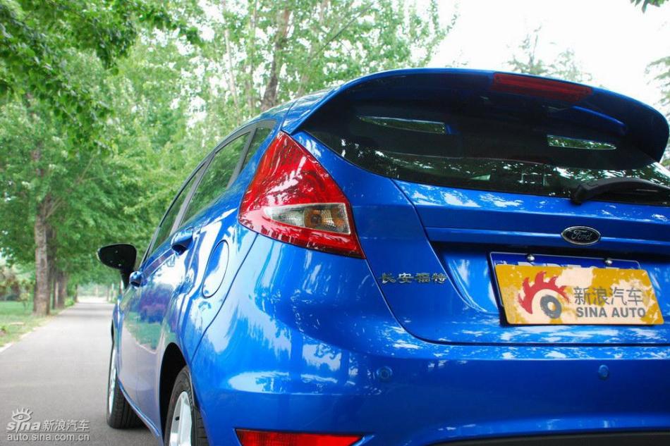 新嘉年华两厢手动运动型外观