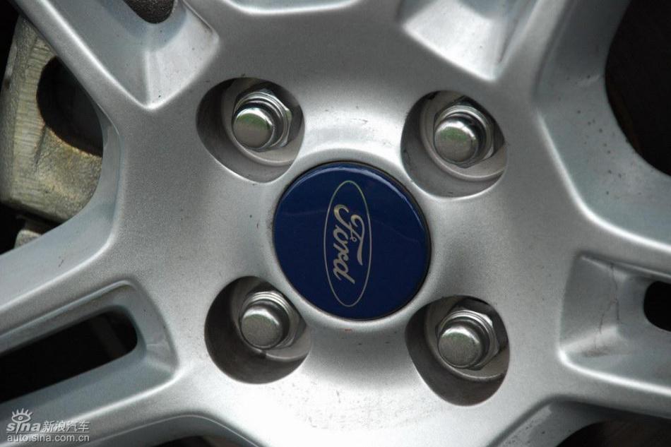 新嘉年华两厢手动运动型外观