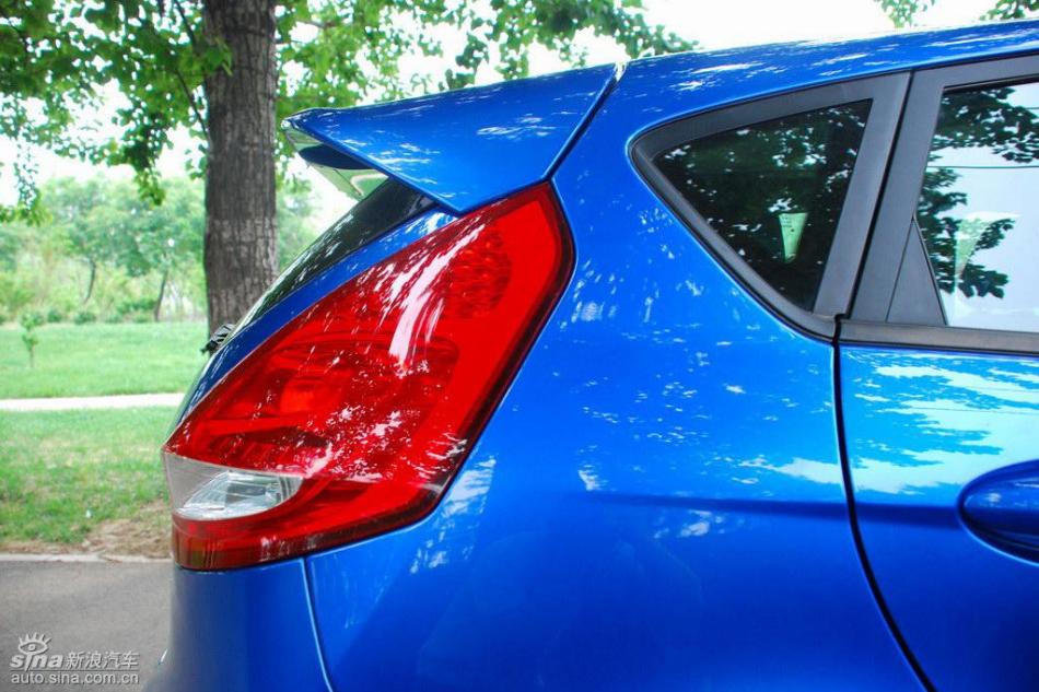 新嘉年华两厢手动运动型外观