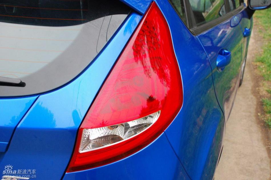 新嘉年华两厢手动运动型外观