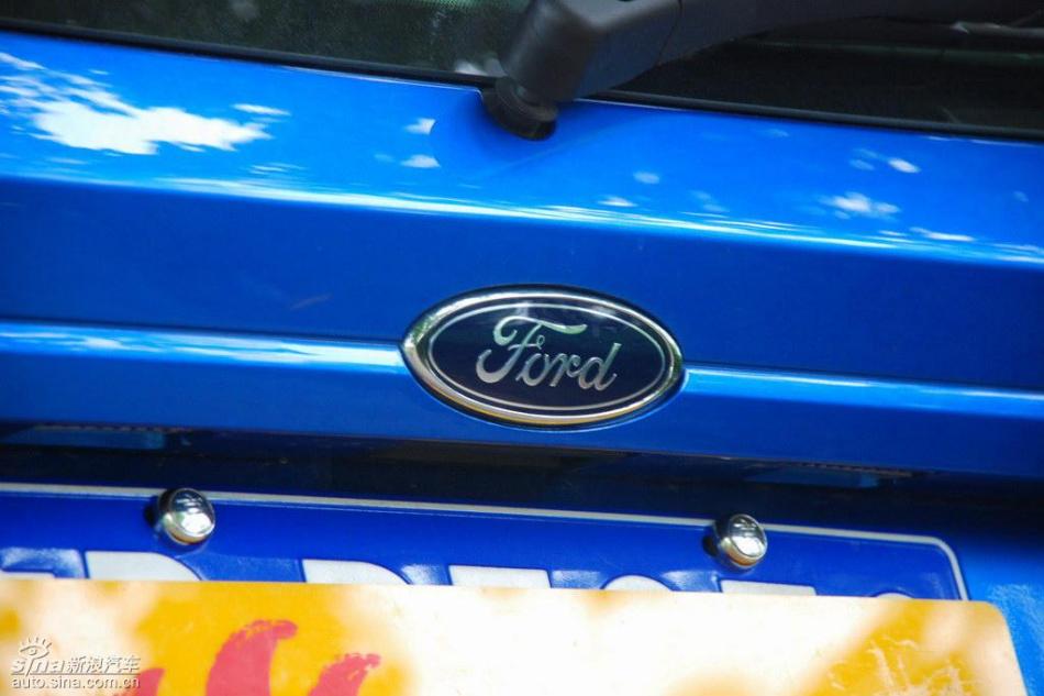 新嘉年华两厢手动运动型外观