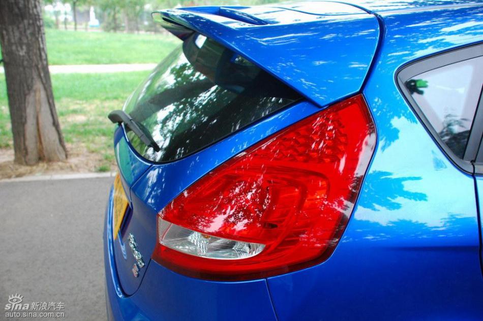 新嘉年华两厢手动运动型外观