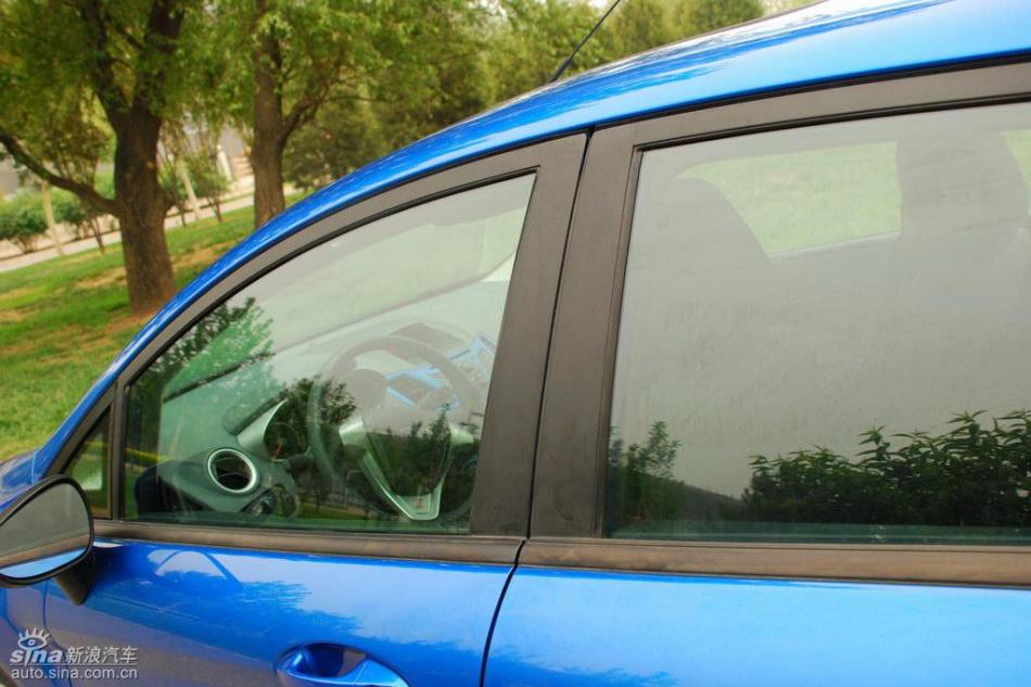 新嘉年华两厢手动运动型外观