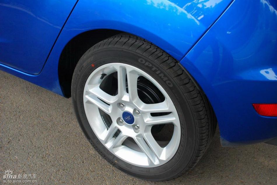 新嘉年华两厢手动运动型外观