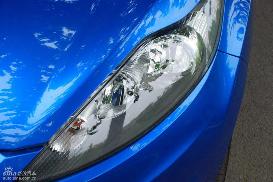 新嘉年华两厢手动运动型外观