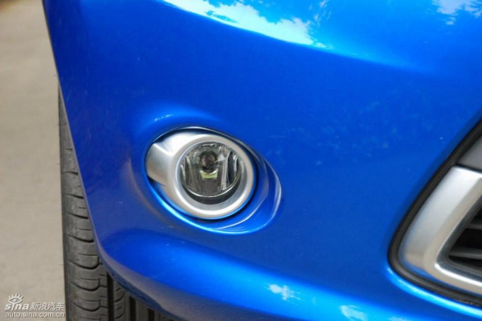 新嘉年华两厢手动运动型外观