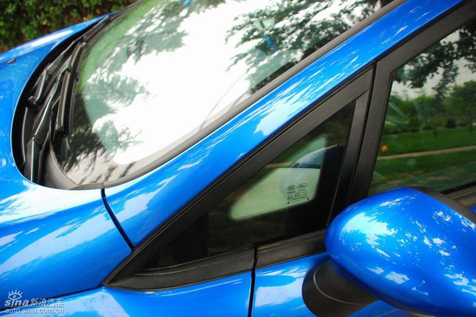 新嘉年华两厢手动运动型外观