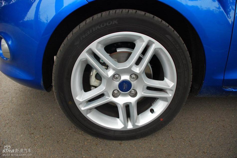 新嘉年华两厢手动运动型外观