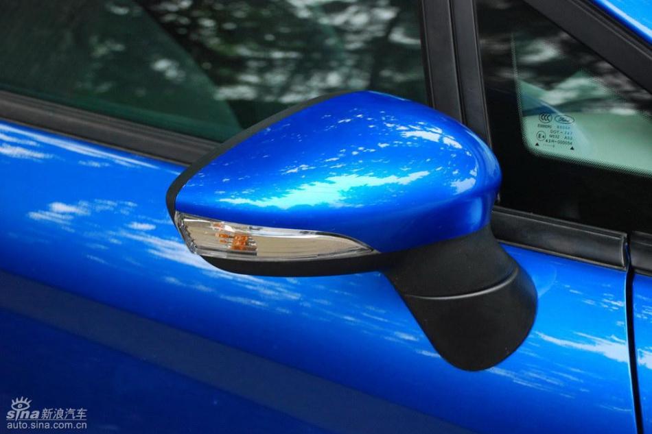 新嘉年华两厢手动运动型外观