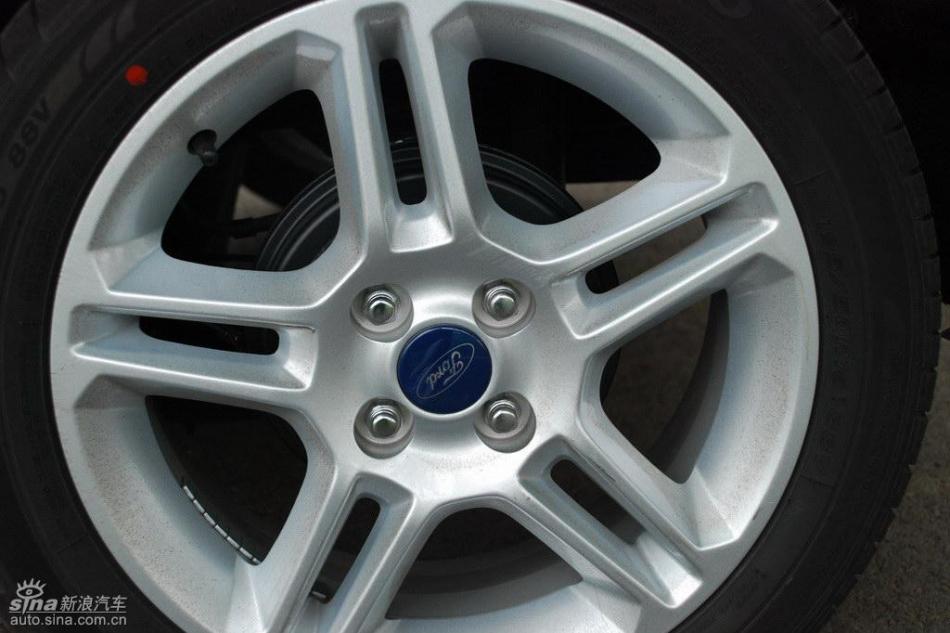 新嘉年华两厢手动运动型外观