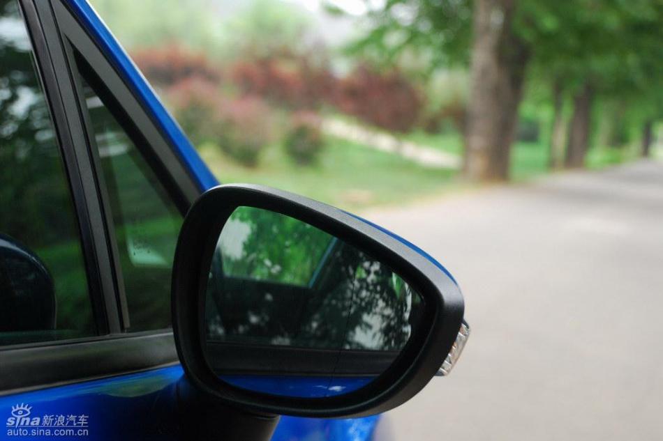 新嘉年华两厢手动运动型外观