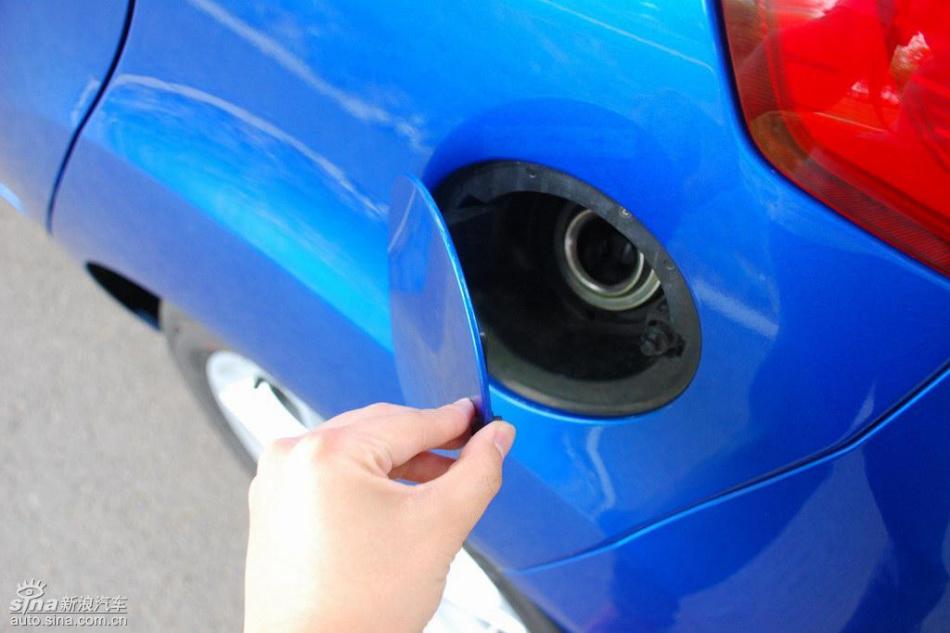 新嘉年华两厢手动运动型外观