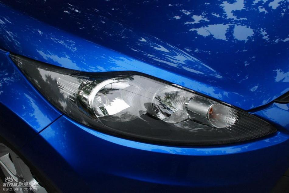 新嘉年华两厢手动运动型外观