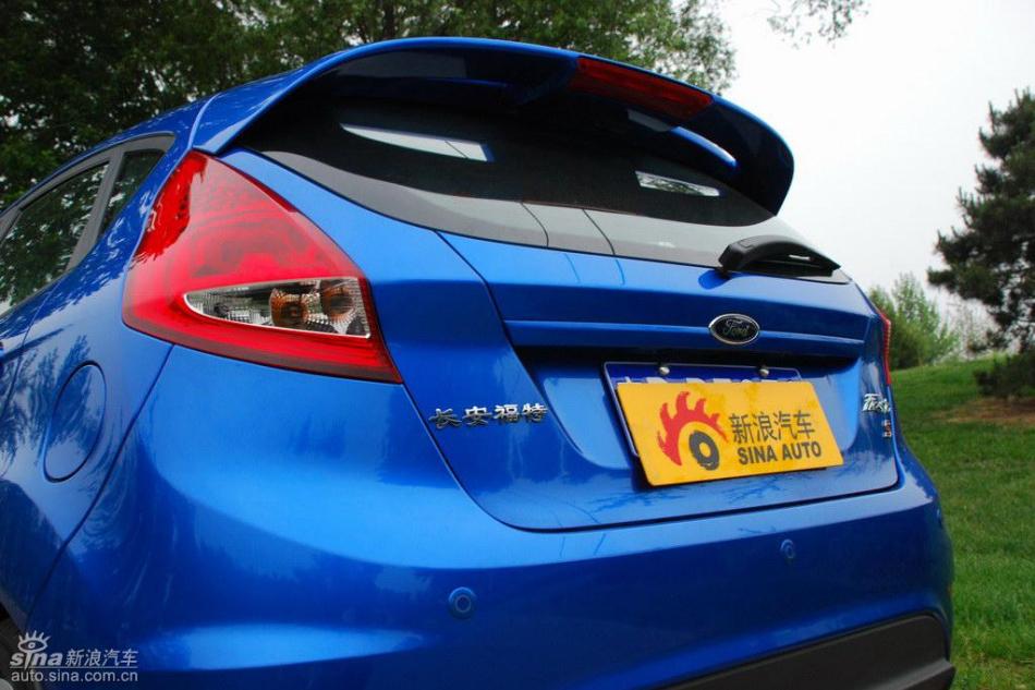 新嘉年华两厢手动运动型外观