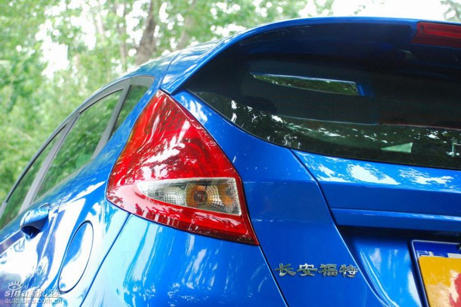 新嘉年华两厢手动运动型外观