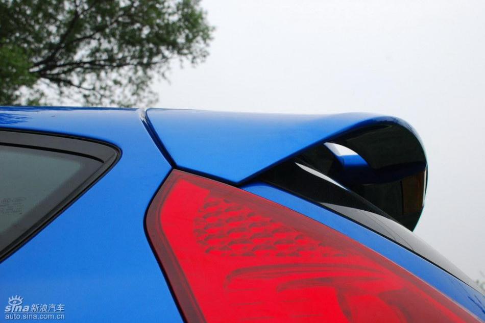 新嘉年华两厢手动运动型外观