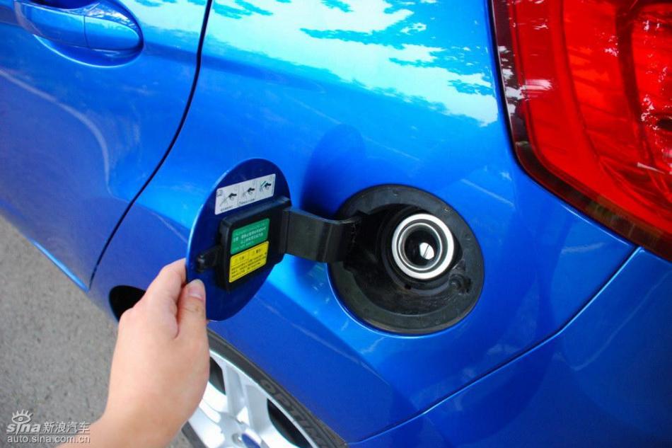 新嘉年华两厢手动运动型外观