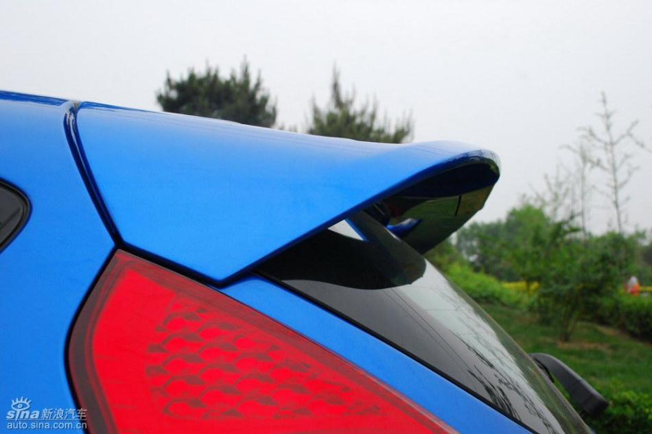 新嘉年华两厢手动运动型外观