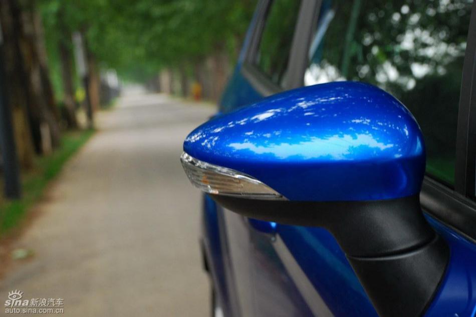 新嘉年华两厢手动运动型外观