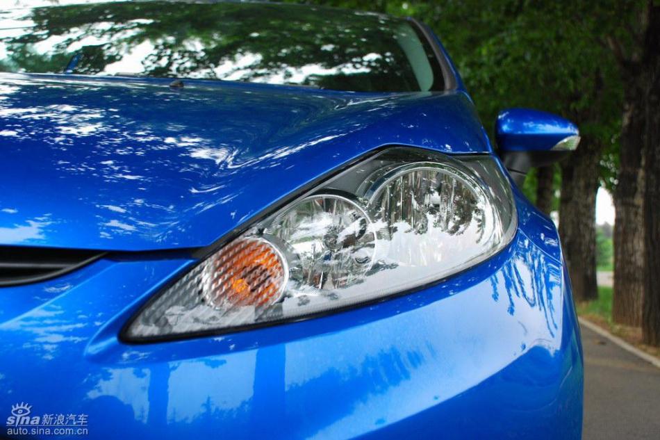 新嘉年华两厢手动运动型外观