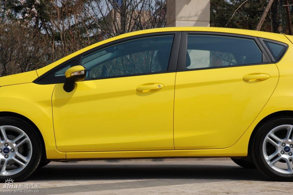 两厢1.5自动运动型外观