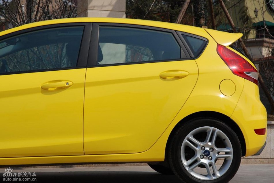 两厢1.5自动运动型外观