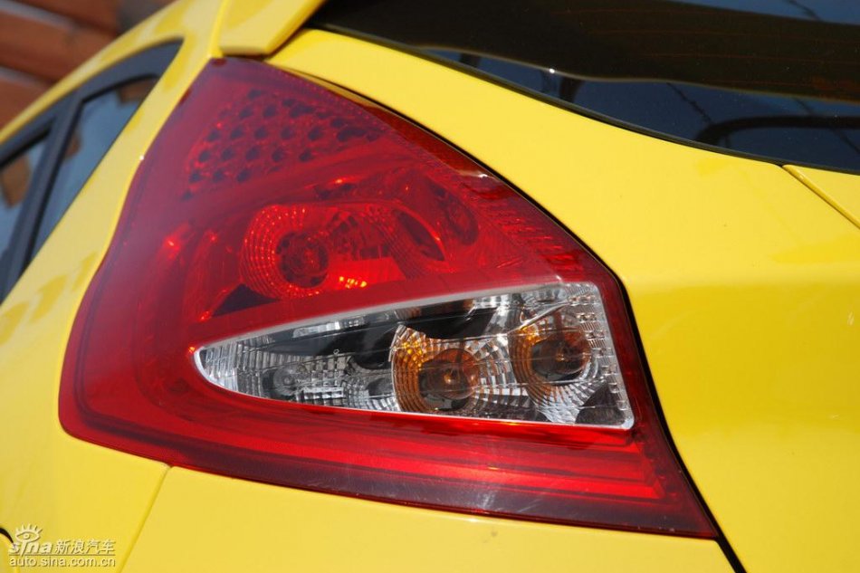 两厢1.5自动运动型外观