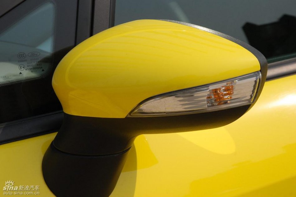 两厢1.5自动运动型外观