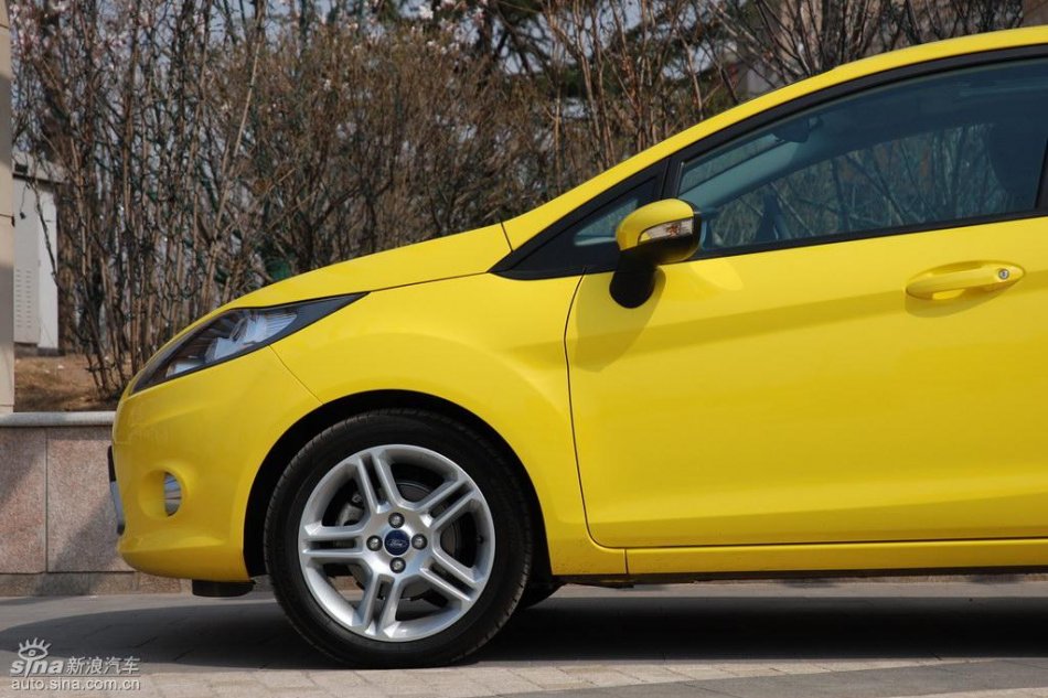 两厢1.5自动运动型外观