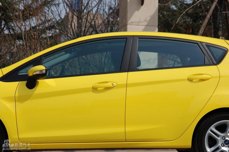 两厢1.5自动运动型外观