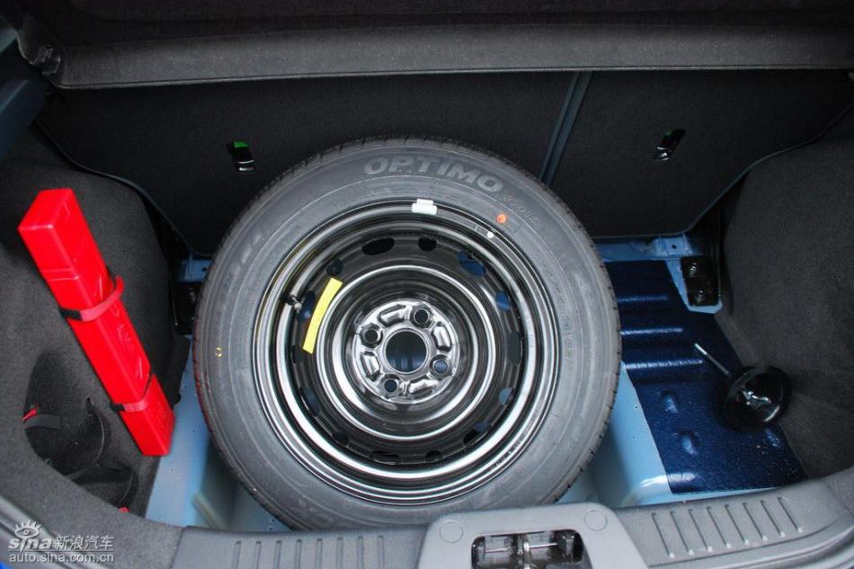 新嘉年华两厢后备厢