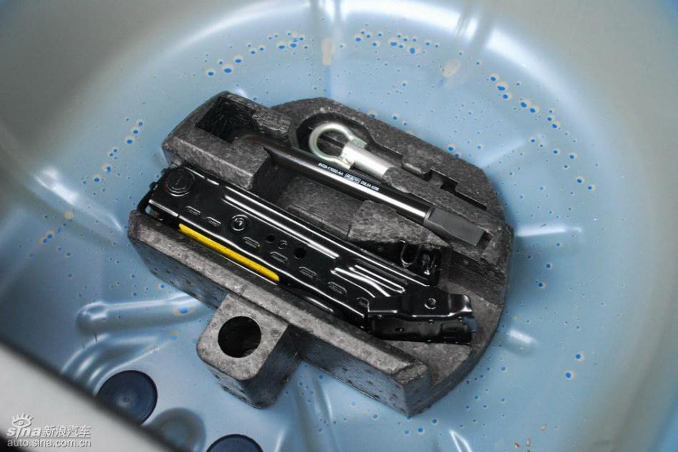 新嘉年华两厢后备厢