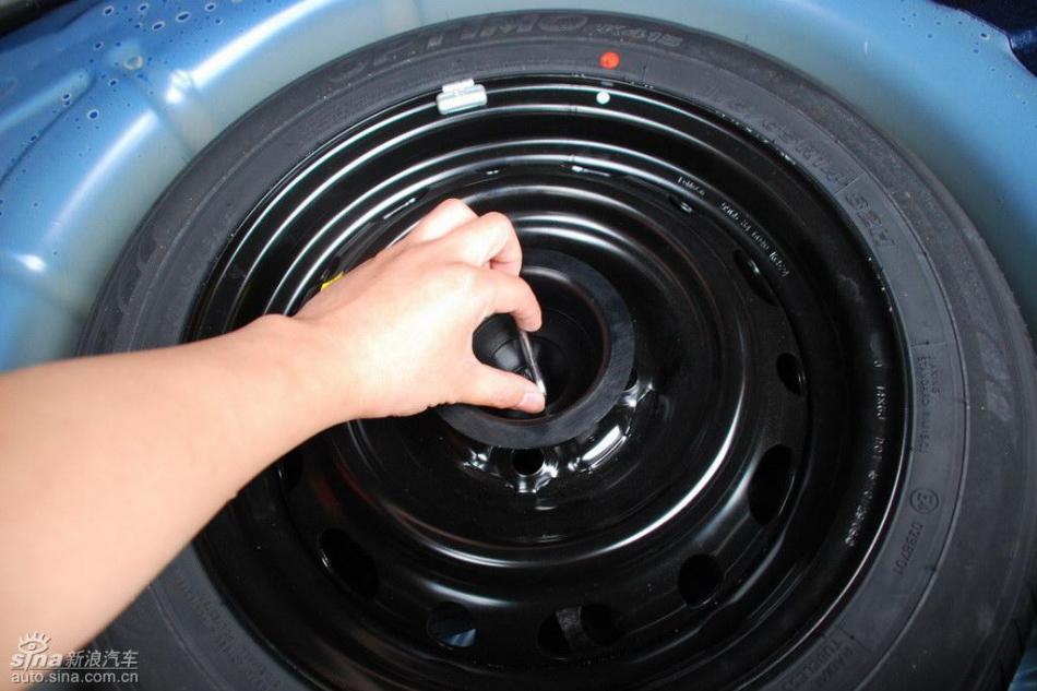 新嘉年华两厢后备厢