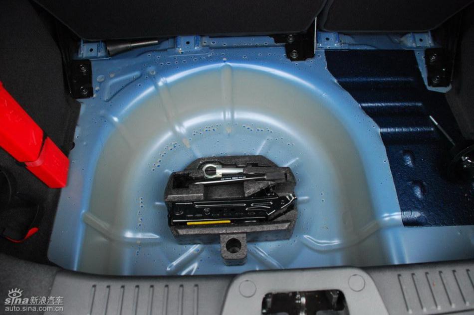 新嘉年华两厢后备厢