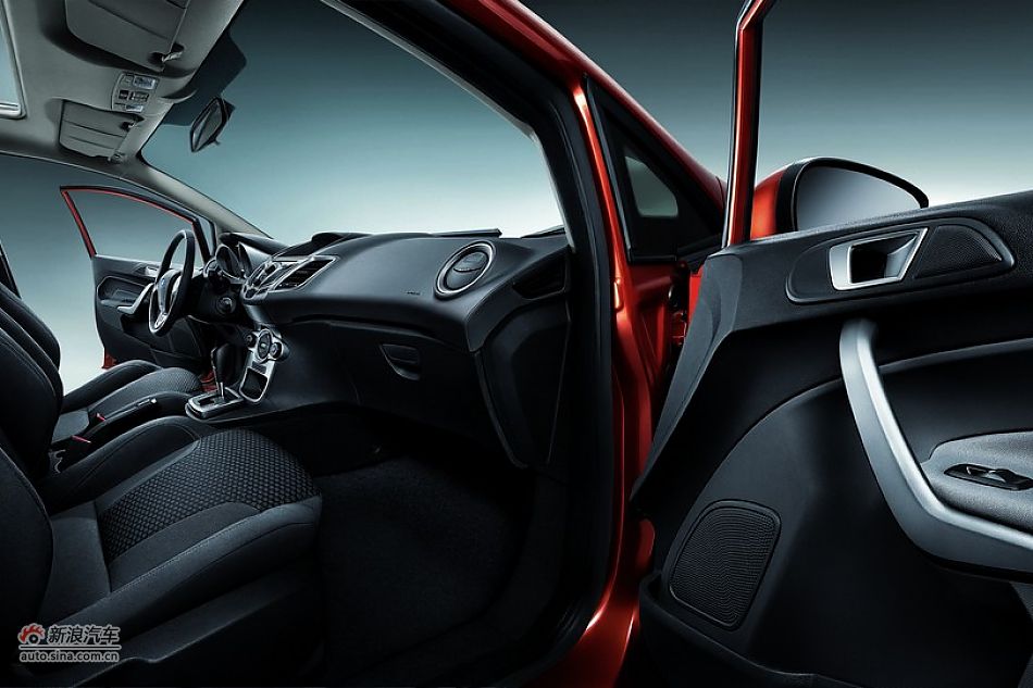 嘉年华两厢-后备厢