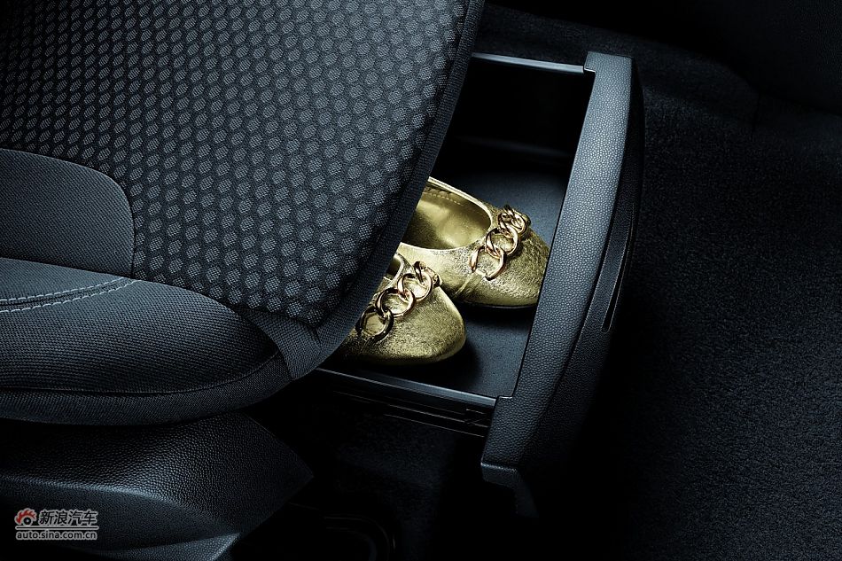 嘉年华两厢-后备厢