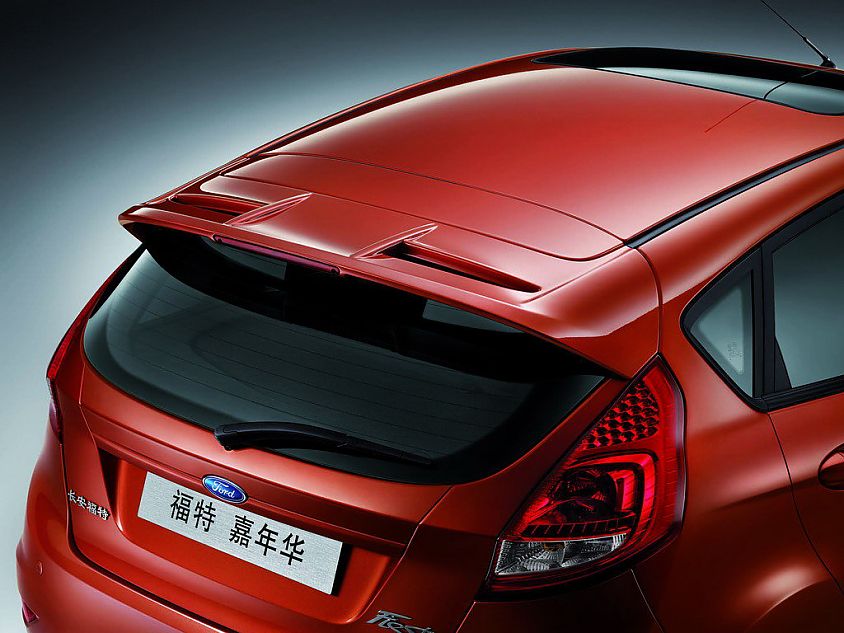 新嘉年华两厢外观