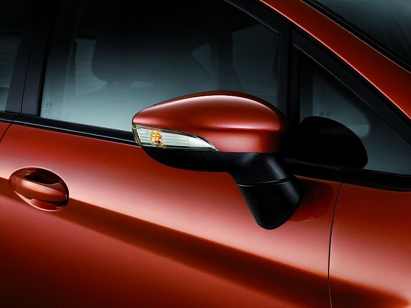 新嘉年华两厢外观